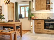 Küche und Essbereich mit Holzmöbeln in der Ferienwohnung.