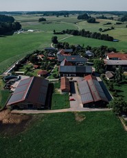 Der Huberhof und seine nähere Umgebung von oben.