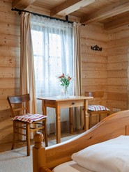 Ein kleiner Tisch und Stühle im Schlafzimmer des Chalets.