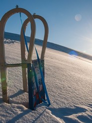 Ein Schlitten steckt in tiefem Schnee.