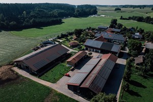 Der Huberhof von oben mit Solaranlagen auf dem Dach.