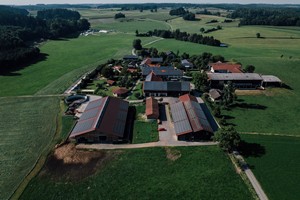Der Huberhof und seine nähere Umgebung von oben.