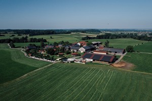 Der Huberhof und seine nähere Umgebung von oben.