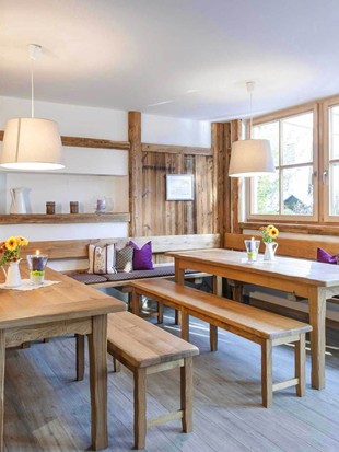 Tische und Bänke im Huberhof-Stüberl.