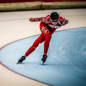 Schlittschuhläufer auf einer Rebbnahn.