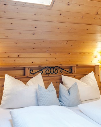 Doppelbett und Nachttische im Schlafzimmer der Ferienwohnung.