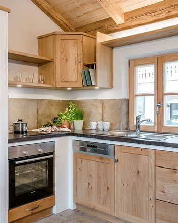 Kleine voll ausgestattete Küche im Chalet.