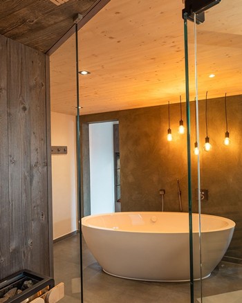 Großes Badezimmer mit freistehender Badewanne.