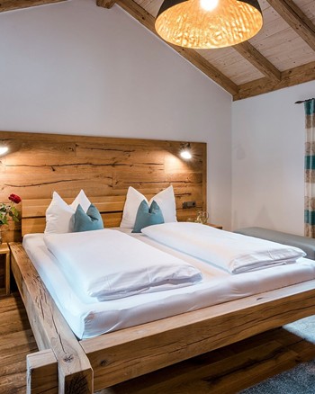 Doppelbett im Schlafzimmer der Ferienwohnung.