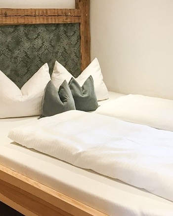 Doppelbett im Schlafzimmer in der Ferienwohnung.