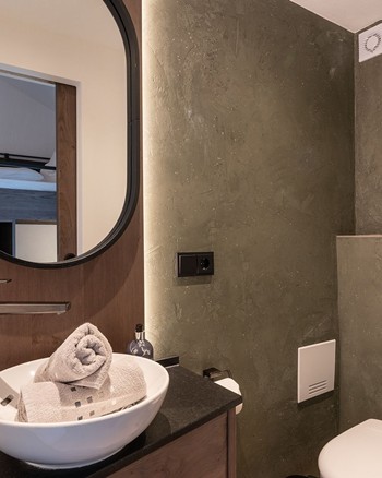 Toilette mit Waschbecken und Spiegel.