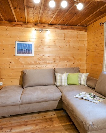 Couch und Fernseher im Wohnbereich der Ferienwohnung.