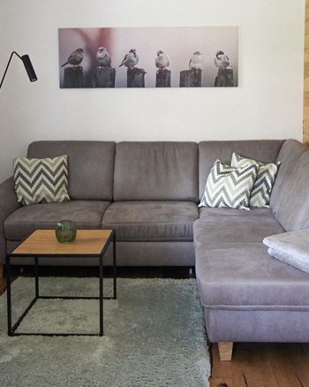 Couch und Beistelltisch im Wohnzimmer der Ferienwohnung.
