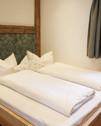 Doppelbett im Schlafzimmer der Ferienwohnung.