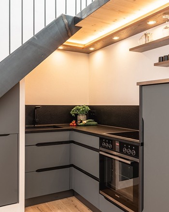 Kleine Küche unter der Treppe in der Ferienwohnung.