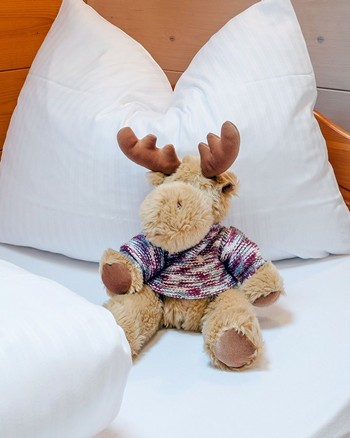 Stofftier auf dem Bett im Kinderzimmer der Ferienwohnung.