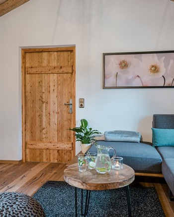 Wohnzimmer mit Sofa, Fernseher und Couchtisch mit Limonade darauf.