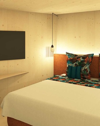 Schlafzimmer mit Fernseher und Doppelbett mit orangen und blauen Farbakzenten.