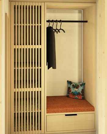 Eingebaute Garderobe aus Holz mit orangen und blauen Akzenten.