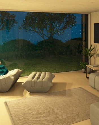 Wohnzimmer mit Sofa, Sessel, Fernseher und Fensterfront zum Garten.