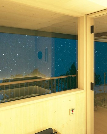 Sauna mit großem Fenster zum Balkon.