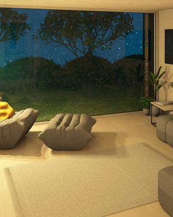 Wohnzimmer mit Sofa, Sessel, Fernseher und Fensterfront zum Garten.