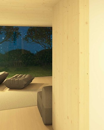 Blick durch einen Torbogen ins Wohnzimmer mit Sessel und Fensterfront in den Garten.