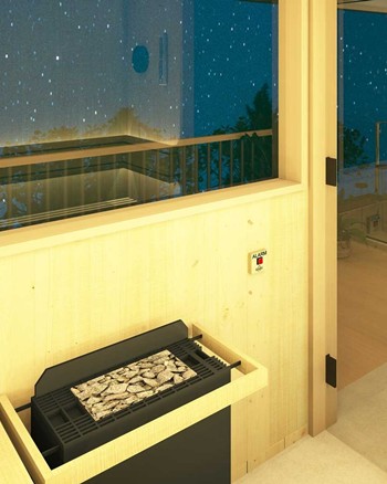 Sauna mit großem Fenster zum Balkon.