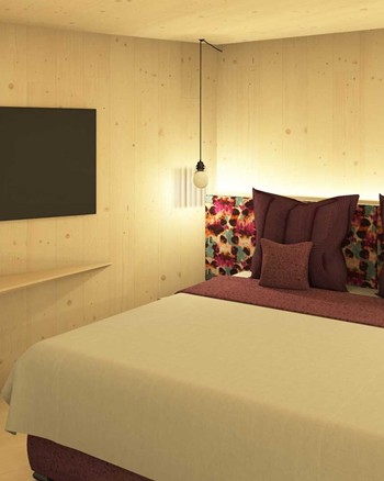 Schlafzimmer mit Fernseher und Doppelbett mit violetten Farbakzenten.