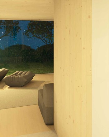 Blick durch einen Torbogen ins Wohnzimmer mit Sessel und Fensterfront in den Garten.