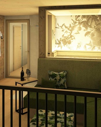 Ein Balkon mit einer Sitzbank und einem Beistelltisch mit einer Flasche Wein und zwei Gläsern. 