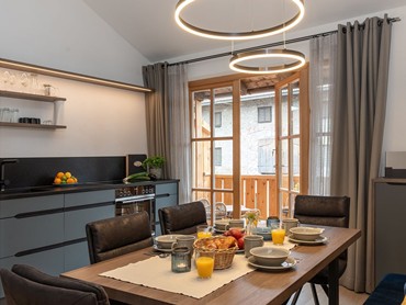 Gedeckter Frühstückstisch in der Küche der Ferienwohnung.