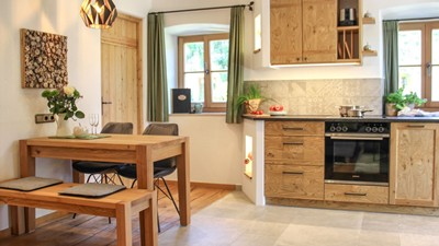 Küche und Essbereich mit Holzmöbeln in der Ferienwohnung.