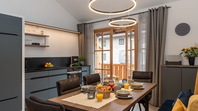 Gedeckter Frühstückstisch in der Küche der Ferienwohnung.