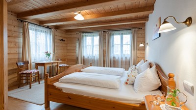 Rustikales Schlafzimmer mit Doppelbett in der Ferienwohnung.