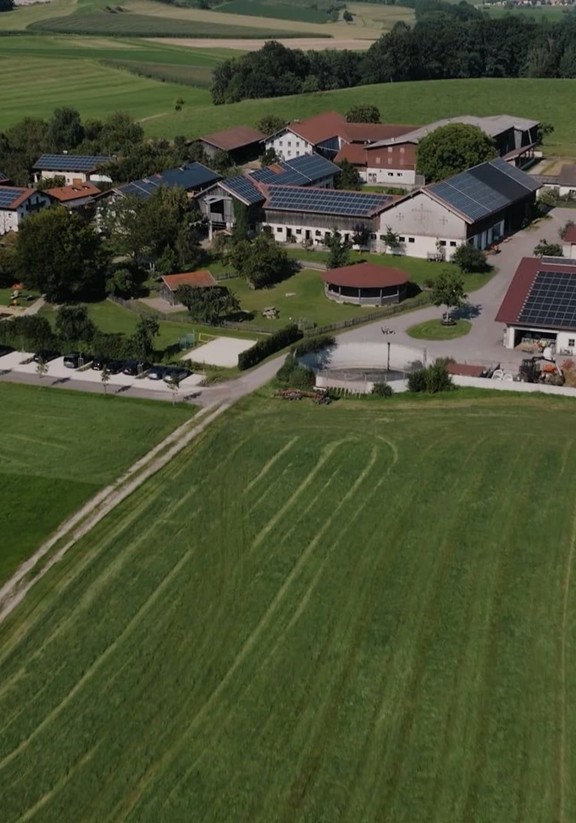 Der Huberhof und seine nähere Umgebung von oben.
