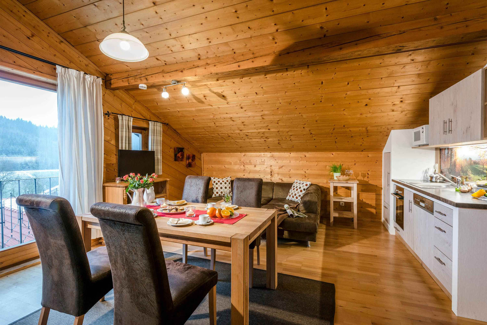 Ferienwohnung Waldblick, Wohn-Essbereich, Huberhof Ollerding