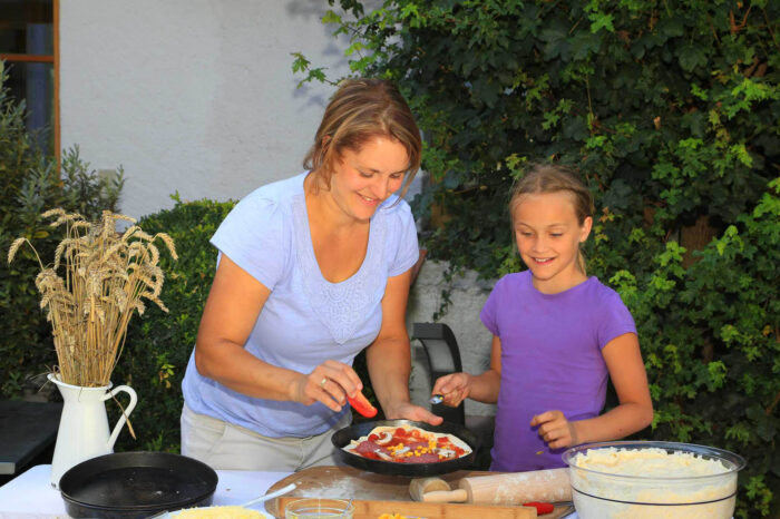 Huberhof Ollerding, Bäuerin Sophia beim Pizza backen