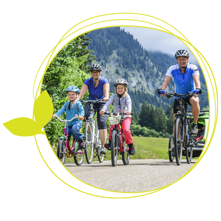 huberhof ollerding familie beim radfahren ornament gruen arochau adobestock 316122746