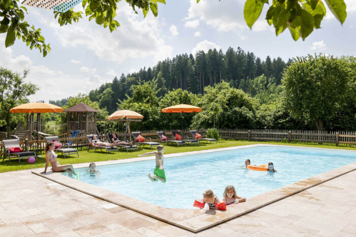 Huberhof Ollerding, Sprung in den Pool