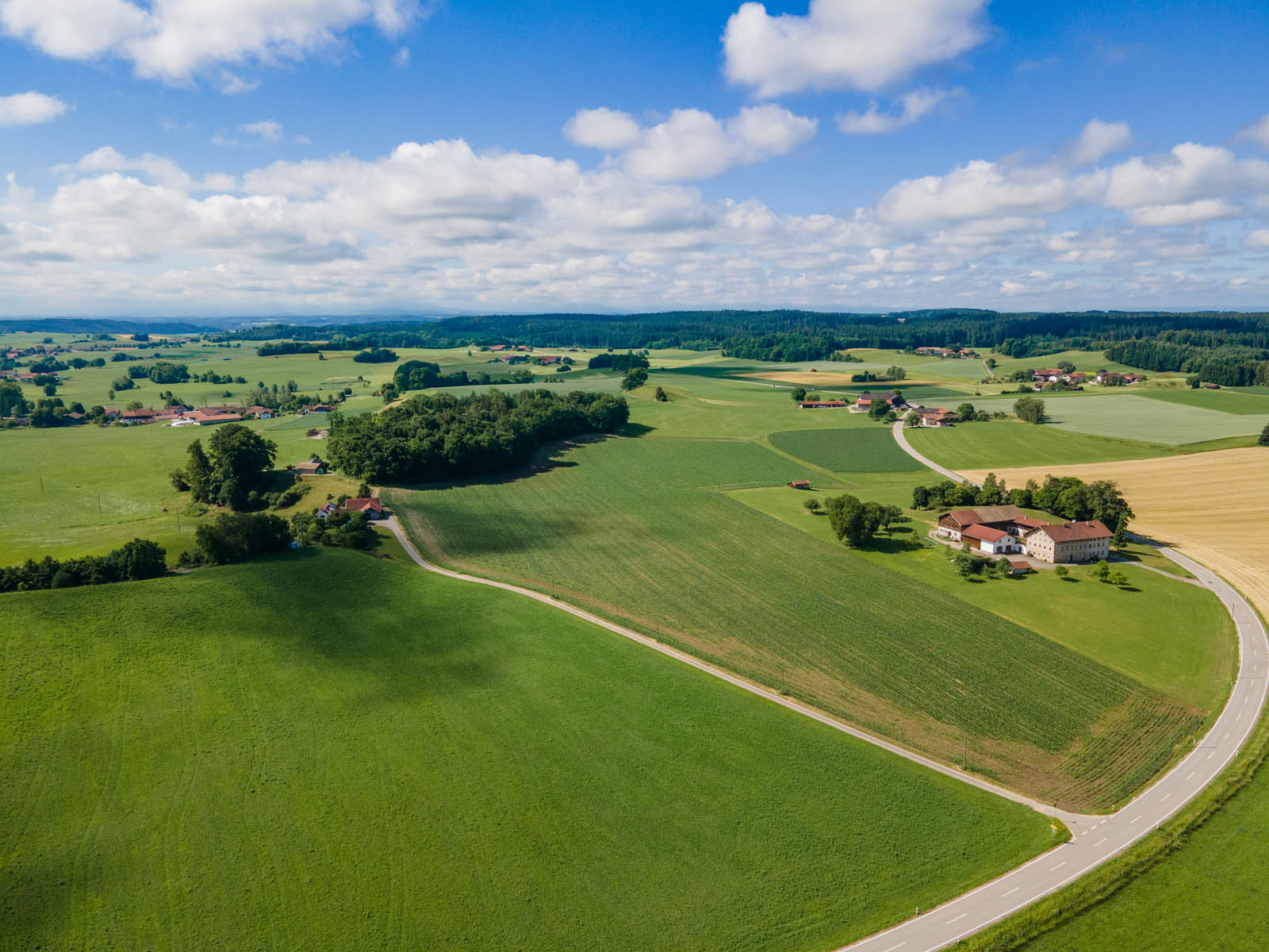 Huberhof Ollerding, Luftaufnahme inmitten von Wiesen