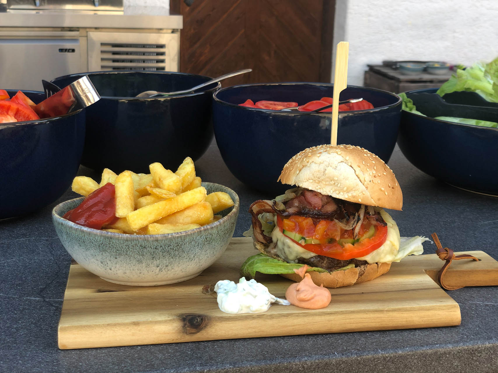 Huberhof Ollerding Burger grillen Burger mit Pommes huber dESiGN grafikdesignmediendesign Nadine Huber IMG 5197