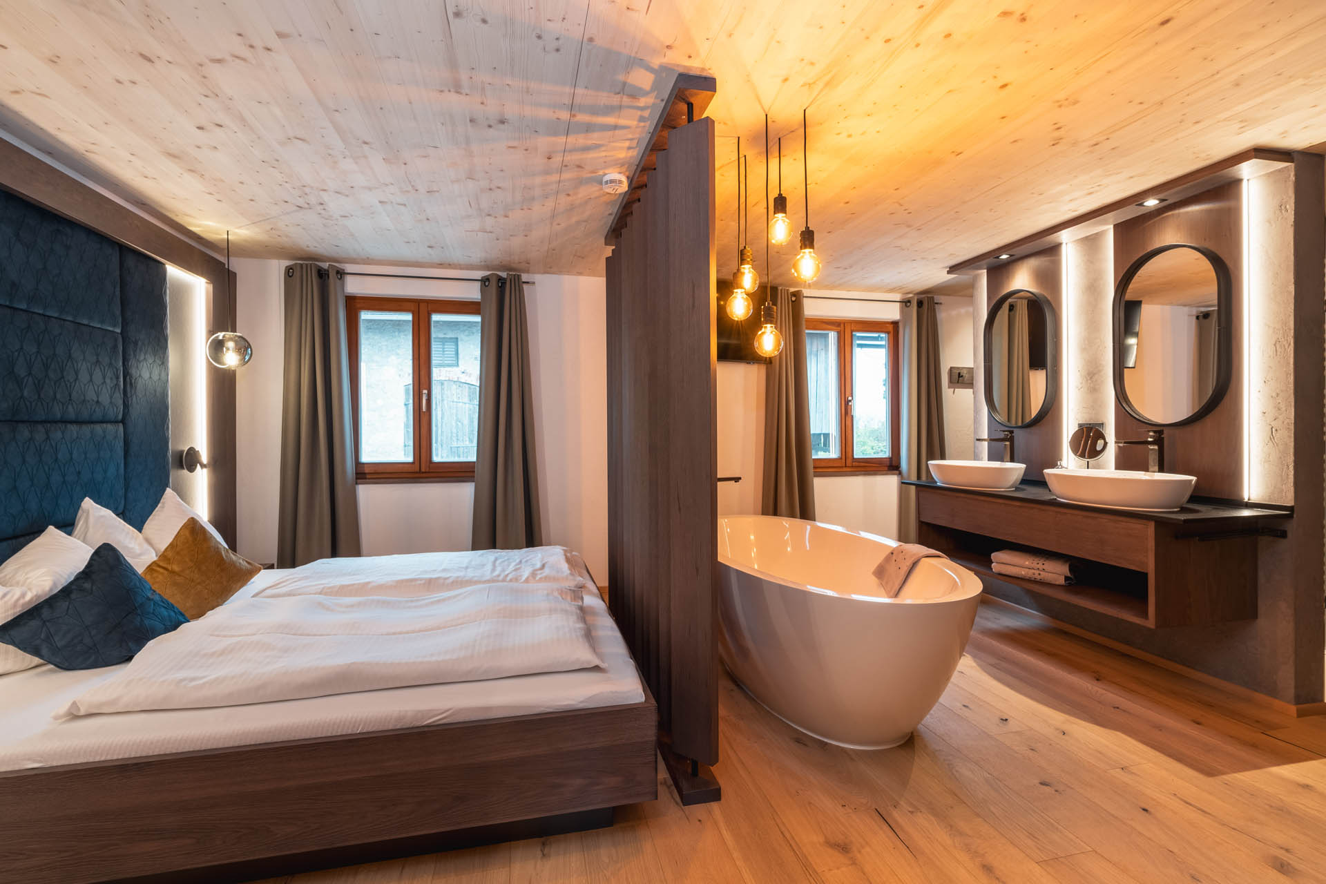 Huberhof Ollerding, Ferienwohnung Kornblume Blick auf Badezimmer und Schlafzimmer